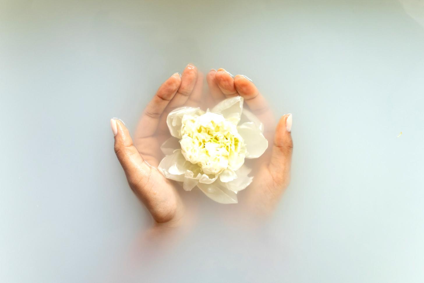 Applicazione professionale di smalto per unghie con precisione