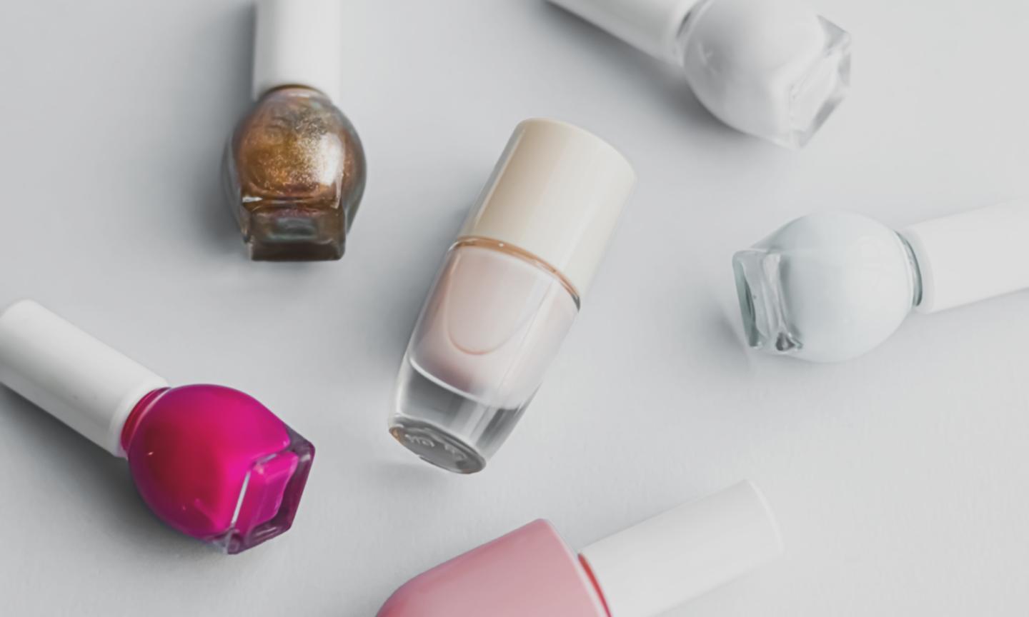 Dettaglio di applicazione nail art professionale con strumenti specializzati