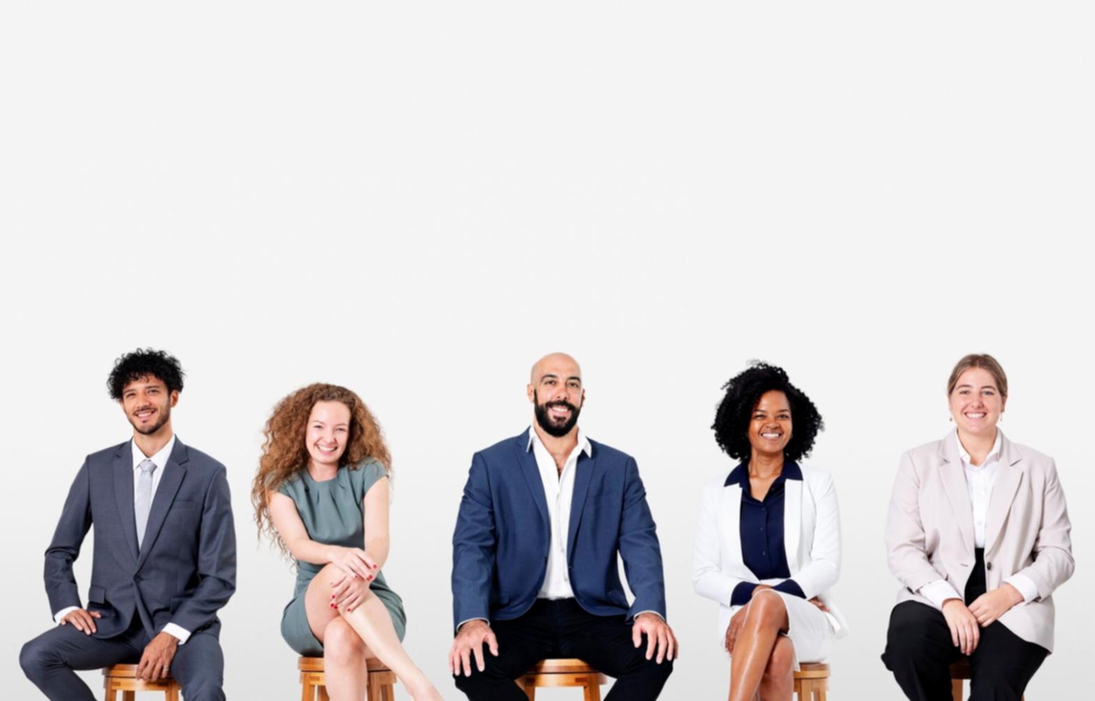 Strumenti professionali per la cura delle unghie organizzati su superficie di lavoro